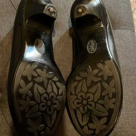 EuroSoft black leather low heels with cream stitching. - Picture 6 of 6